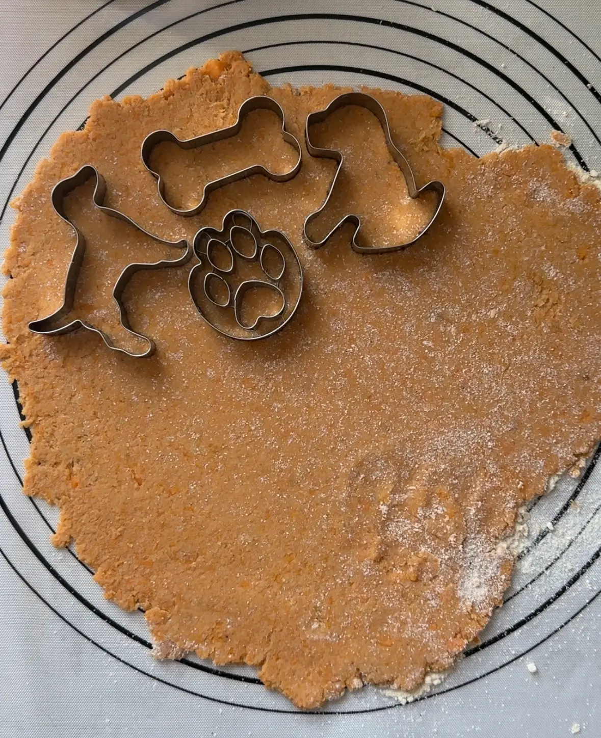 Teig mit Ausstechern